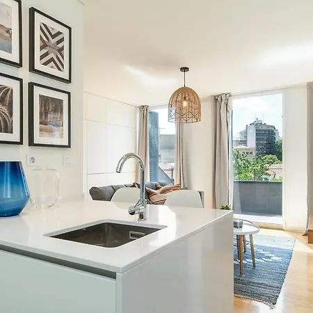 아파트 Modern 1 Bedroom With Balcony