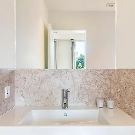 Modern 1 Bedroom With Balcony 아파트 *