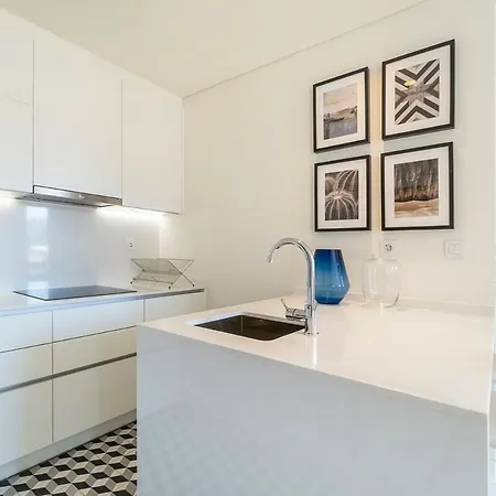 Modern 1 Bedroom With Balcony Apartment