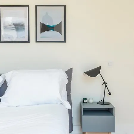 아파트 Modern 1 Bedroom With Balcony