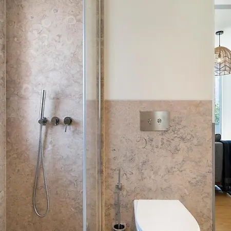 아파트 Modern 1 Bedroom With Balcony *