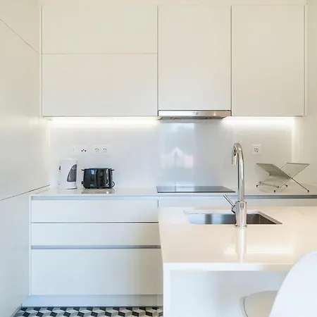 Modern 1 Bedroom With Balcony 아파트 *